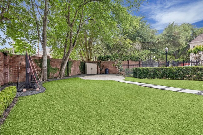 Building Photo - 1811 Devonshire Crescent