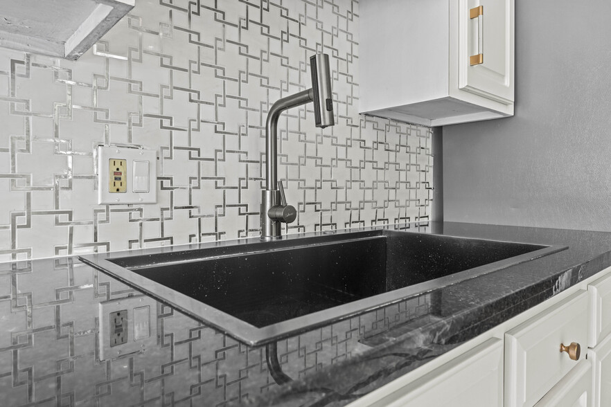 Building Photo - 210 Raymond Rd