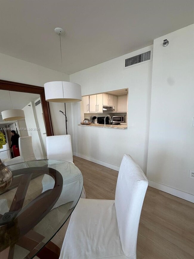 Building Photo - 540 Brickell Key Dr