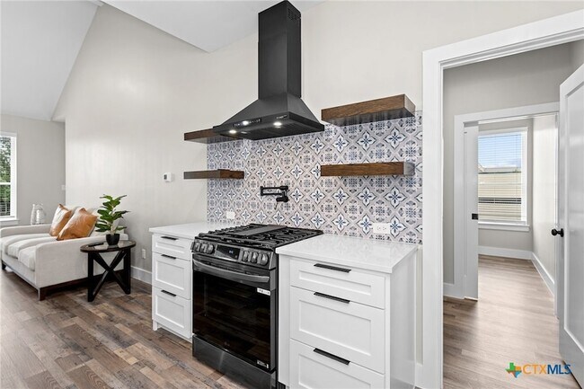 Building Photo - 2204 Magnolia Dr