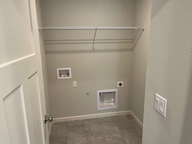 Building Photo - Stylish & Comfortable Living with Fireplace, Island Kitchen, and Private Suite, parks and playgro...