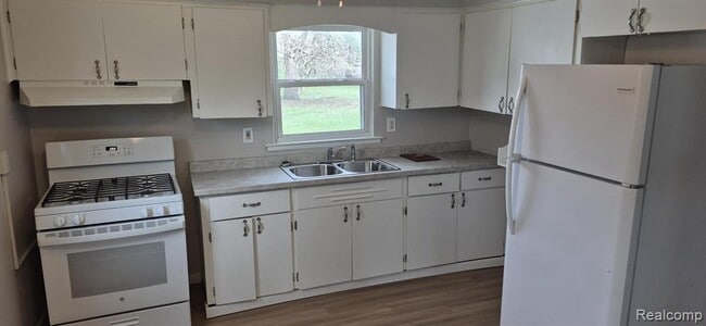 Building Photo - 20284 Melrose St