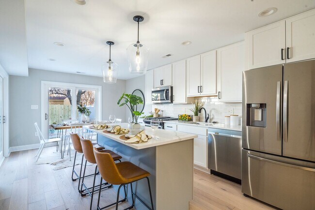 Primary Photo - Natural-Light Stunner Near Eastern Market & Potomac Metro