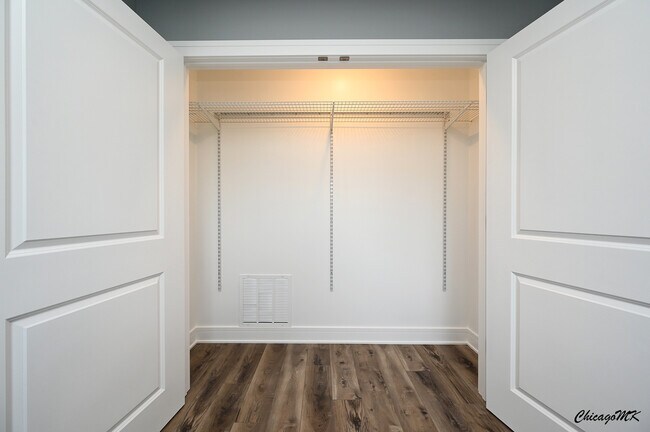 Building Photo - 9381 Bay Colony Dr