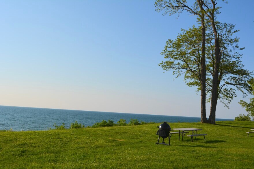 Building Photo - 3622 Lakeshore Dr