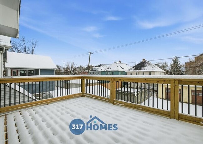 Building Photo - Modern 3 Bedroom Townhome with Skyline Views in Holy Cross