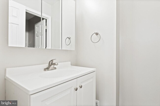 Building Photo - 57 Adams Dr NE