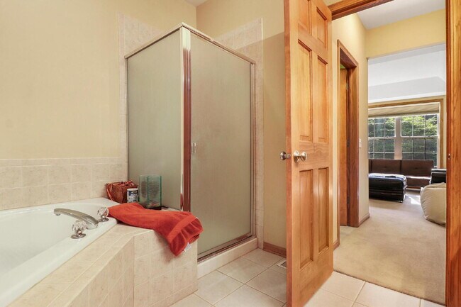 Building Photo - Spacious 3-Bedroom Townhouse with Main-Flo...
