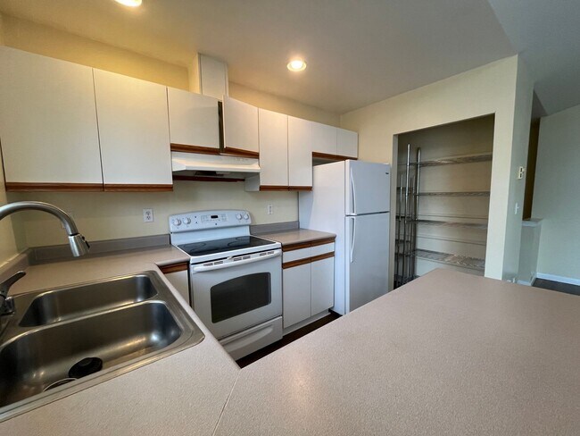 Building Photo - Spacious 3 Bedroom w/ Attached Garage