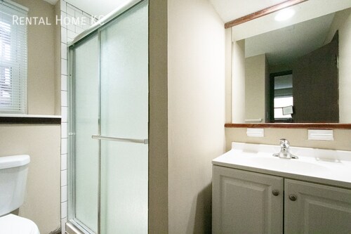 Building Photo - Roomy duplex w/ Finished Lower Level + Fen...