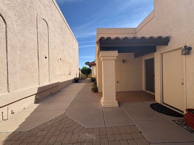 Building Photo - 2Bed/2Bath Townhouse in North Scottsdale! Ready for Immediate Move-In! -- 2 CAR GARAGE!