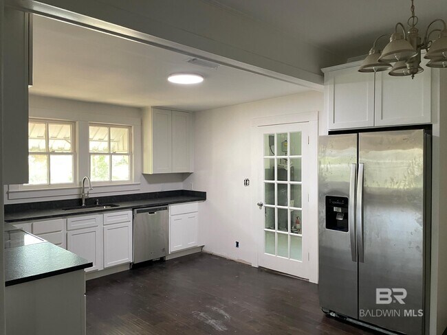 Building Photo - 216 W Rose Ave