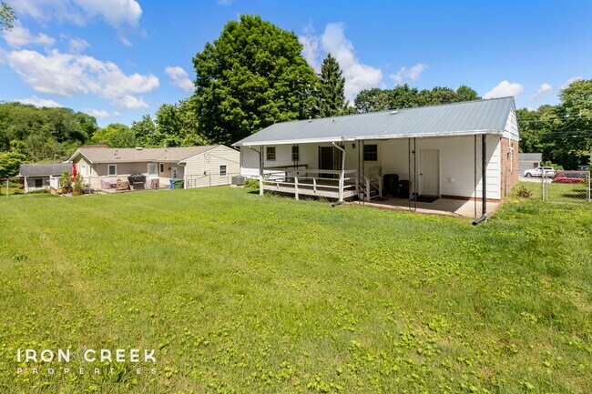 Building Photo - Beautiful Two-Bedroom with Fenced Yard in ...