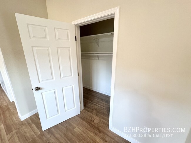 Building Photo - Light-Filled Renovated 2Bed 1Bath In Prime...