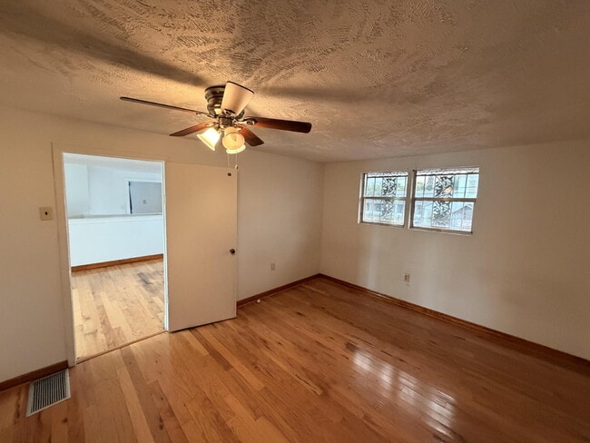 Building Photo - "Charming 1-Bedroom Retreat in Tampa - Cozy 650 Sq. Ft. Home Awaits!"