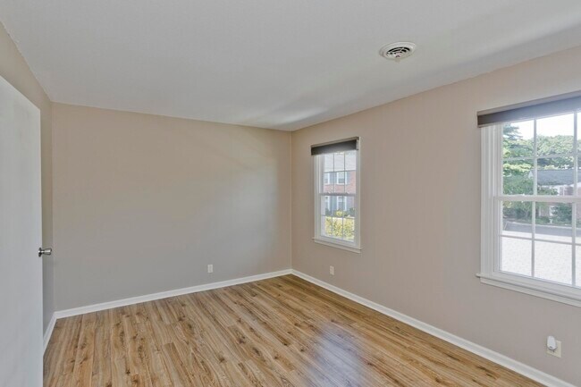 Building Photo - 40 Yorktown Dr