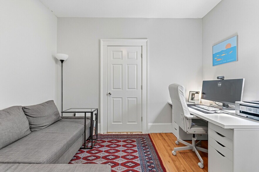 Building Photo - 722 E 2nd St