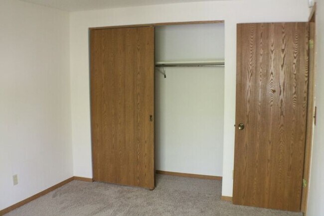 Building Photo - $950 | 2 Bedroom, 1 Bathroom Apartment | N...