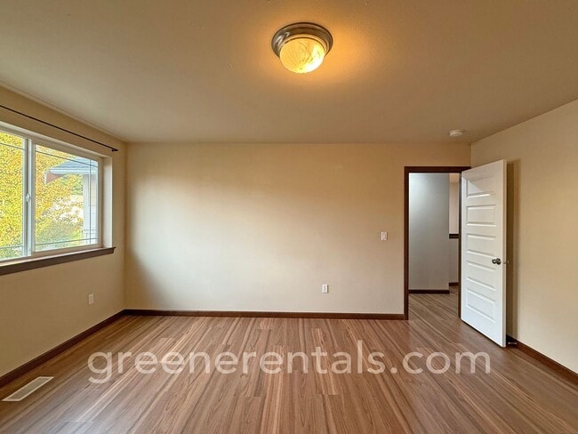 Building Photo - 4BR 2.5BA Home on Tumwater Hill