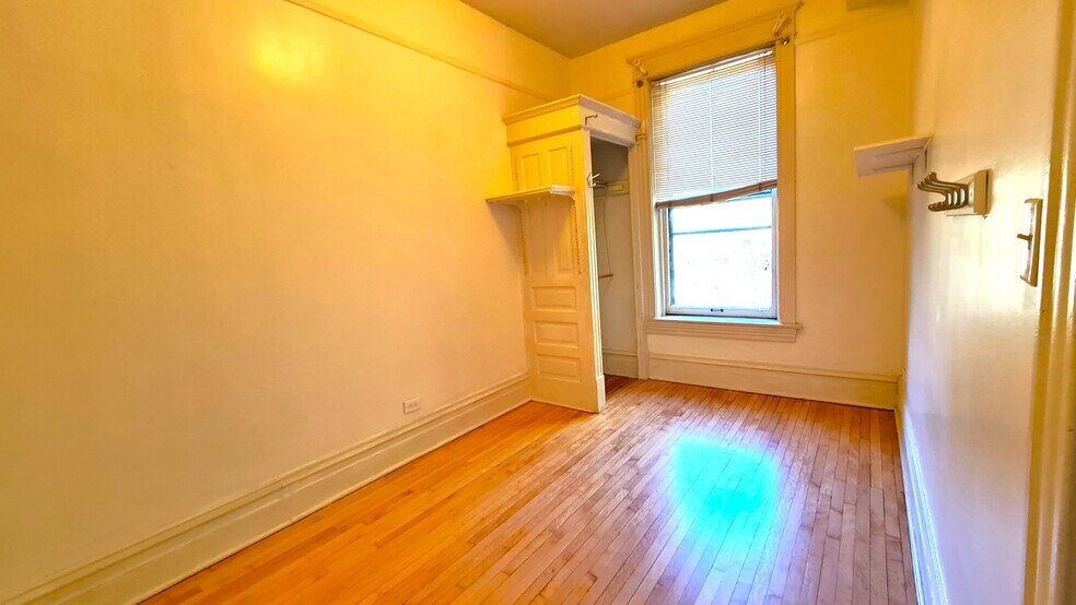 Building Photo - 833 W Newport Ave