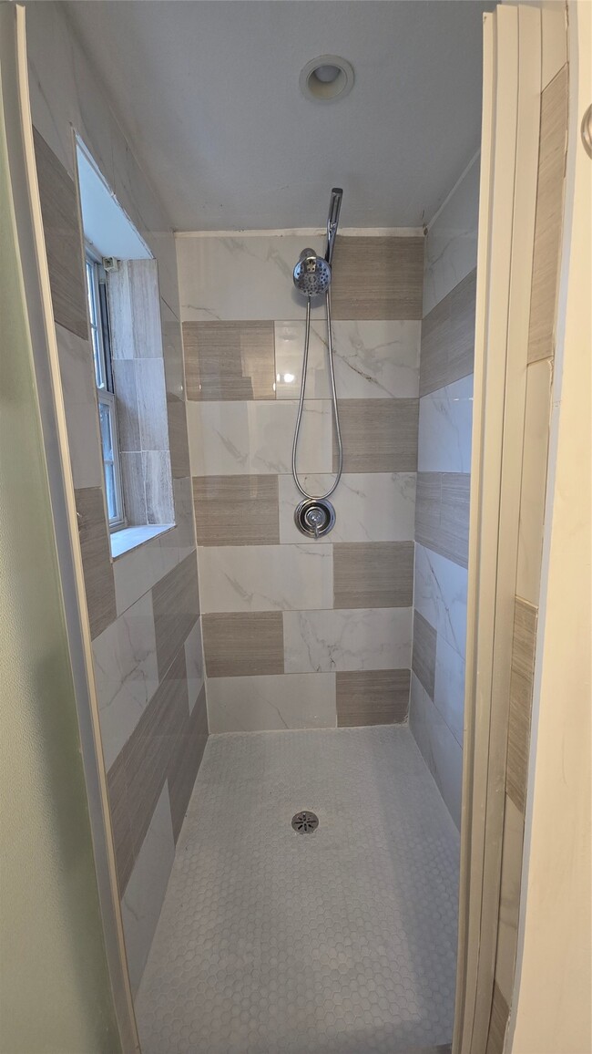 Building Photo - 421 Sidney St