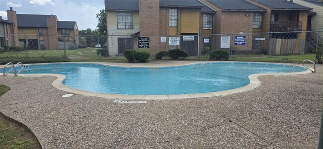 Building Photo - 9090 S Braeswood Blvd