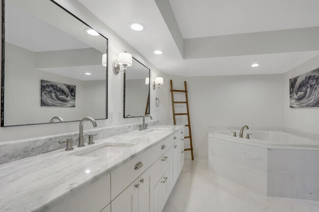 Building Photo - 5380 N Ocean Dr