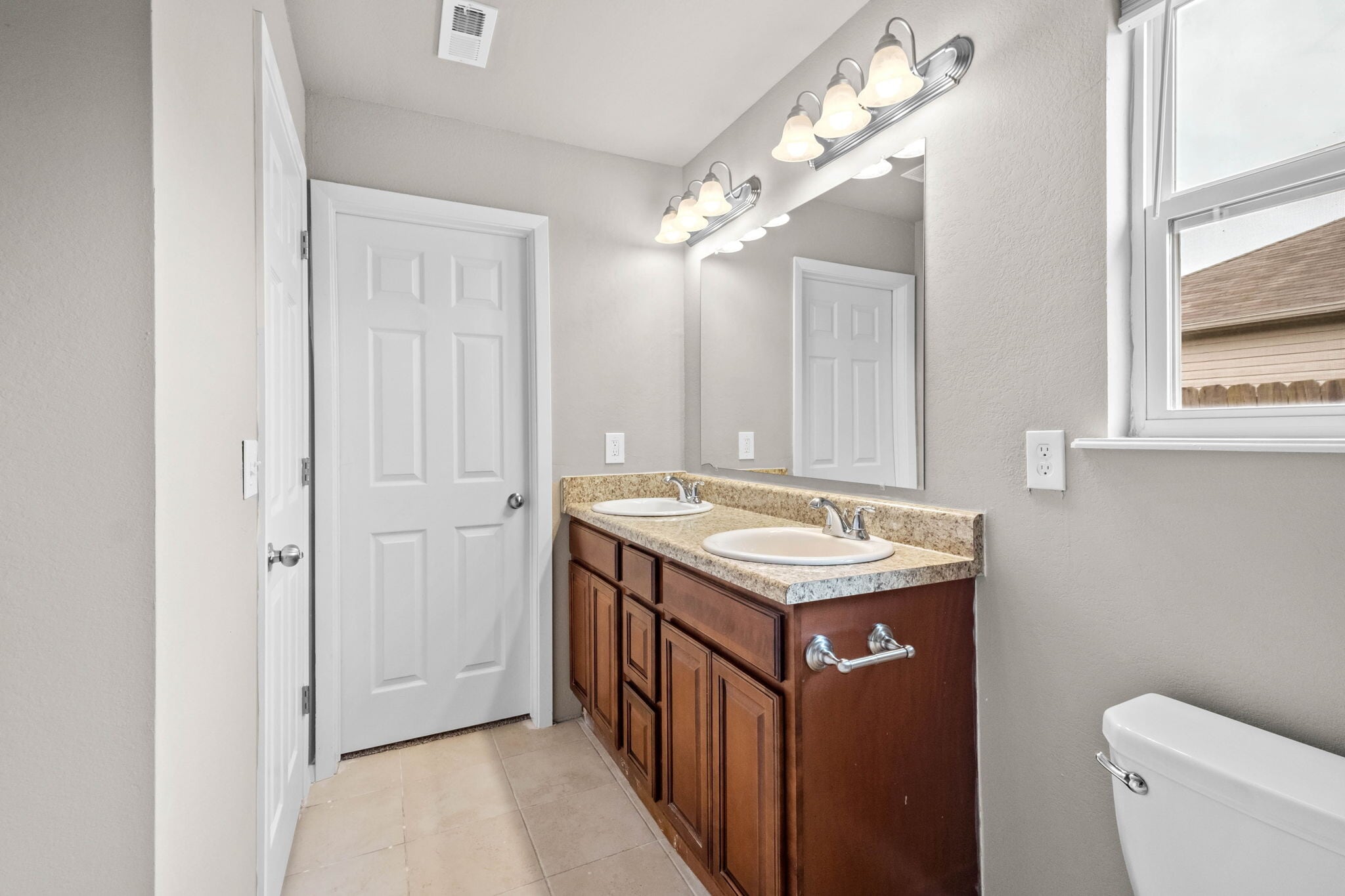 Building Photo - 1388 S Spritz Dr