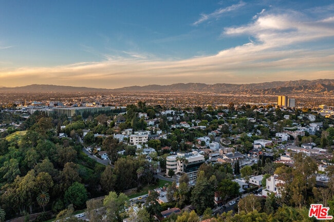 Building Photo - 3323 N Knoll Dr