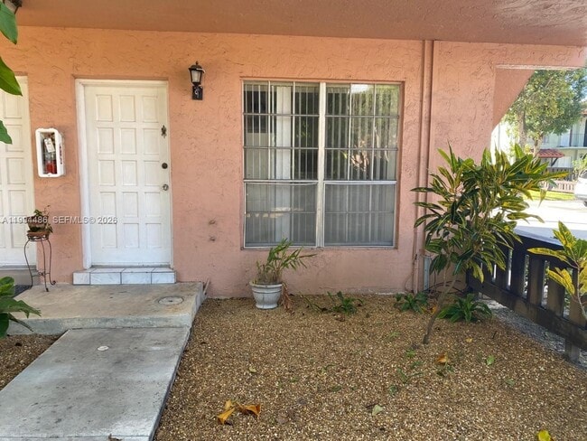 Building Photo - 10764 N Kendall Dr