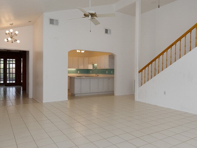 Building Photo - Spacious 5-Bed, 4-Bath Sarasota Home with ...