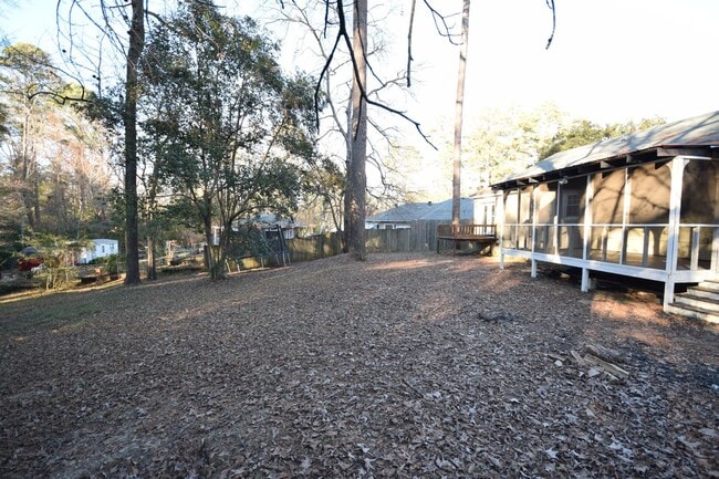 Building Photo - Cute 3 Bed 2 Bath with Hardwood Floors & G...