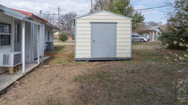 Building Photo - 1701 Wakefield Dr NE