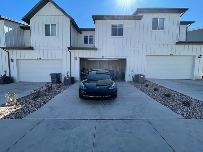 Building Photo - HUGE Townhome For Rent in Saratoga Springs!!