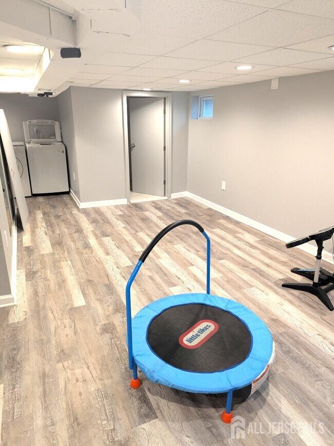 Building Photo - 651 Crescent Dr