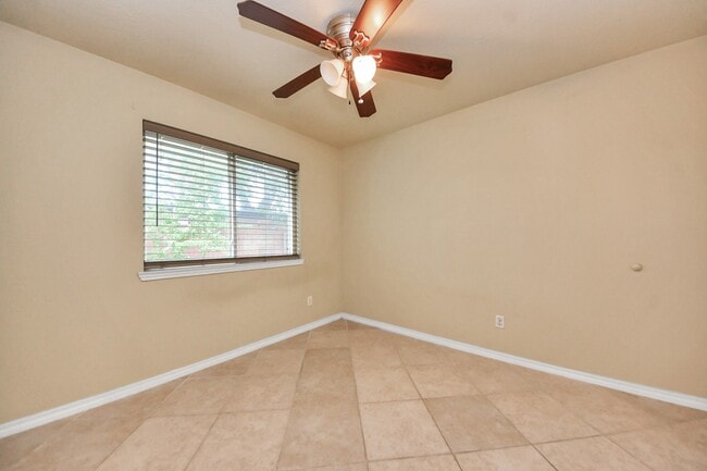 Building Photo - 1702 Kemah Oaks Dr