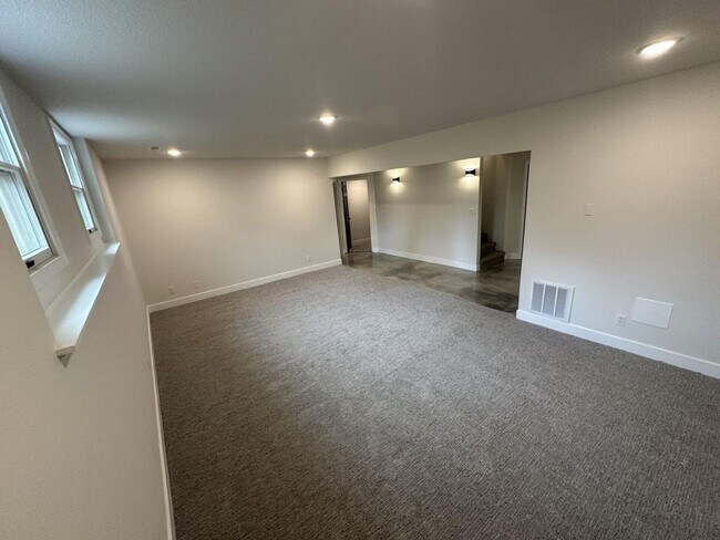 Building Photo - 5 Bed 4 Bath Home fenced yard