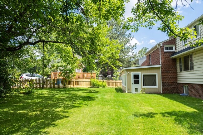 Building Photo - Charming Split-Level Home with Bright Inte...