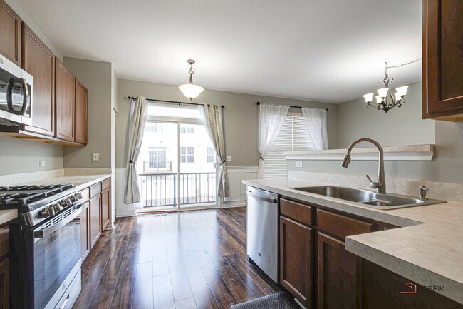 Building Photo - 921 Summit Creek Dr