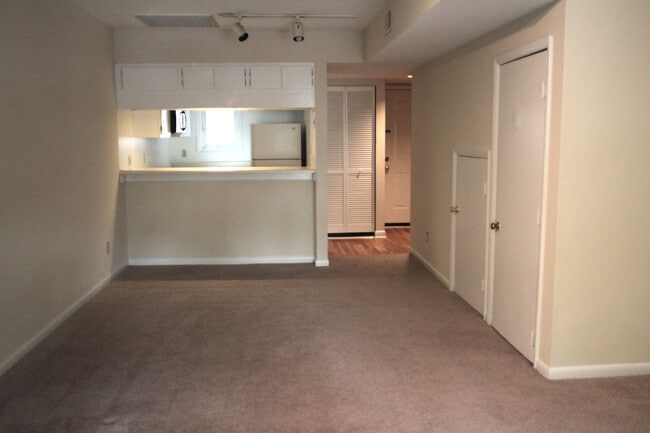 Building Photo - 2BR in Chancellor Square
