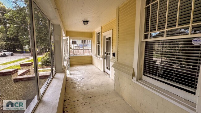 Building Photo - University Area 4bd/2ba With Private Backyard!