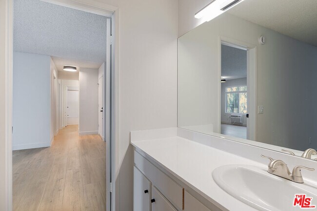 Building Photo - 1352 S Carmelina Ave