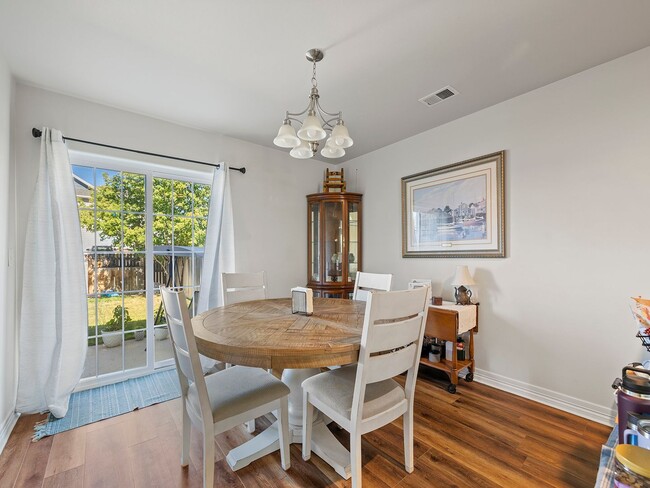 Building Photo - Spacious 3 Bed 2.5 Bath in Cheyenne Availa...