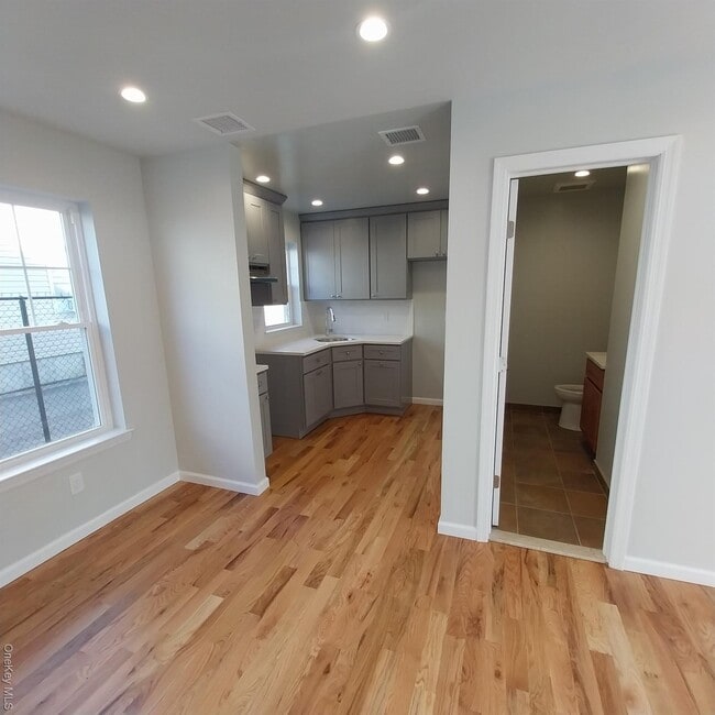 Building Photo - 343 Jackson St