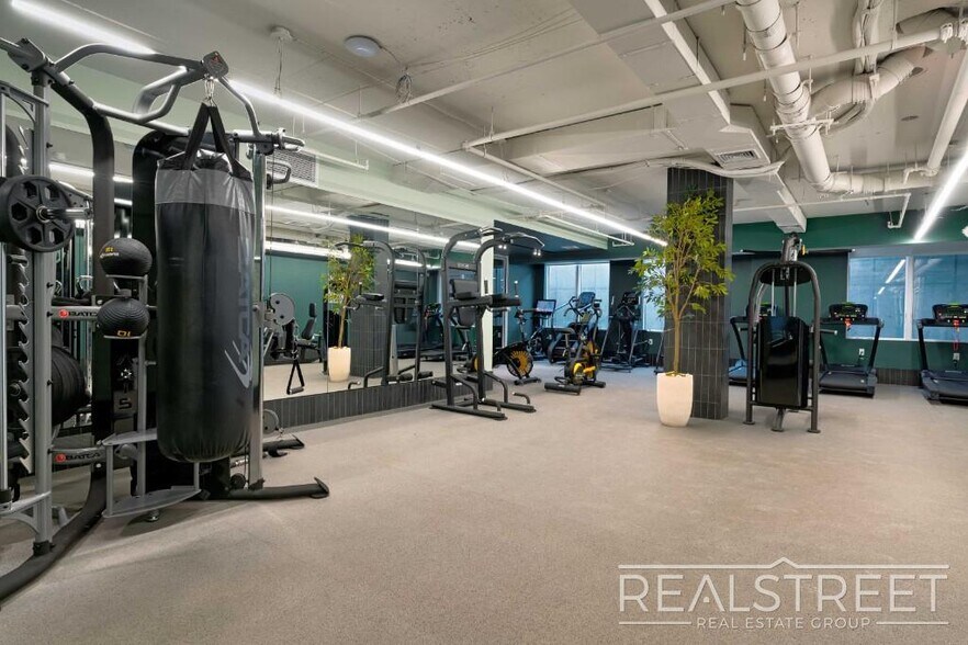 Building Photo - LUXURY 1 BED FLEX IN AN AMENITY PACKED BUILDING IN BUSHWICK