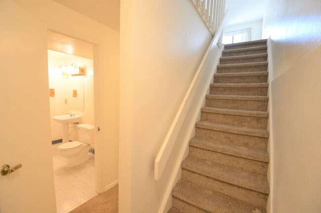 Building Photo - 3Bd/2.5Ba Lafayette Townhome Available Now
