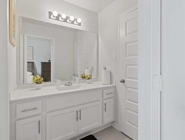 Building Photo - 21215 Central Vly Ln