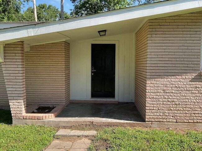 Building Photo - 3515 Elm Dr