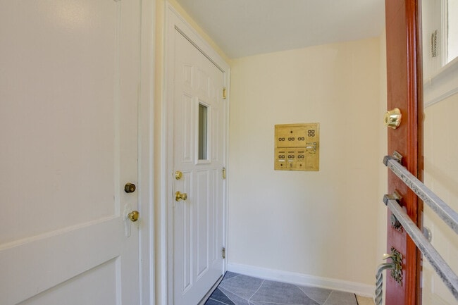 Building Photo - 10508 S Claremont Ave