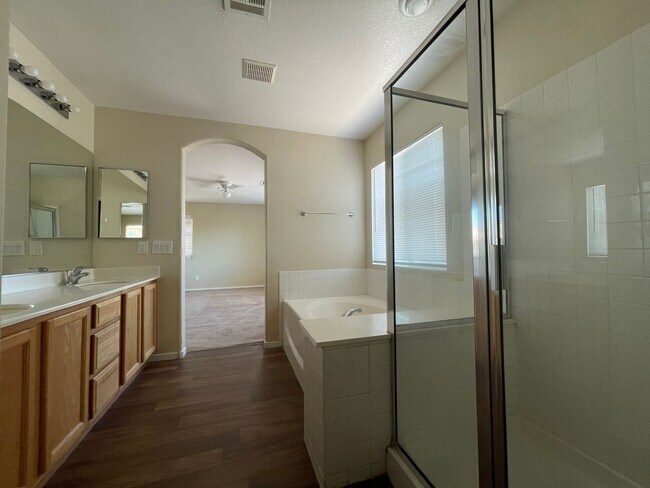 Building Photo - 4bed 3bath